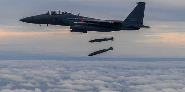 Güney Kore Savunma Bakanlığı tarafından sağlanan bu fotoğrafta, Güney Kore Hava Kuvvetlerine ait bir F15K savaş uçağı, 4 Ekim 2022'de Güney Kore'deki bir ada hedefine 2 JDAM (Ortak Doğrudan Saldırı Mühimmatı) bombası atıyor. 