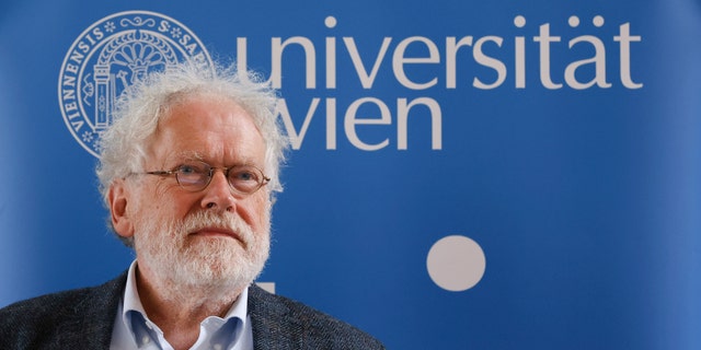 Le professeur Anton Zeilinger de l'Université de Vienne arrive pour une conférence de presse à l'Institut d'optique quantique et d'information quantique à Vienne, en Autriche, le mardi 4 octobre 2022.