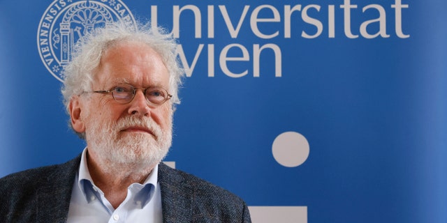 Le professeur Anton Zeilinger de l'Université de Vienne arrive pour une conférence de presse à l'Institut d'optique quantique et d'information quantique à Vienne, en Autriche, le mardi 4 octobre 2022.