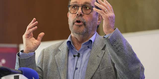 Le physicien français Alain Aspect s'exprime lors d'une conférence de presse, le mardi 4 octobre 2022 à Palaiseau, en région parisienne.