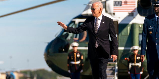 Le président Joe Biden monte à bord d'Air Force One à Andrews Air Force Base, dans le Maryland, le jeudi 6 octobre 2022, pour se rendre à Poughkeepsie, NY 