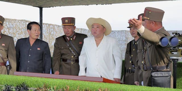 Ο Βορειοκορεάτης Κιμ Γιονγκ Ουν αλλάζει γκαρνταρόμπα, λευκό σακάκι και καπέλο για σαφάρι