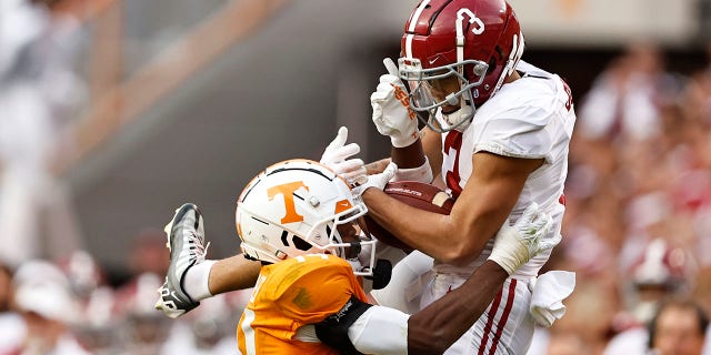 El receptor abierto de Alabama, Jermaine Burton (3), atrapa el balón mientras el escolta de Tennessee, Christian Charles (14), lo defiende en la segunda mitad de un partido de fútbol americano universitario de la NCAA el sábado 10 de octubre.  15 de febrero de 2022 en Knoxville, Tennessee.  Tennessee ganó 52-49. 