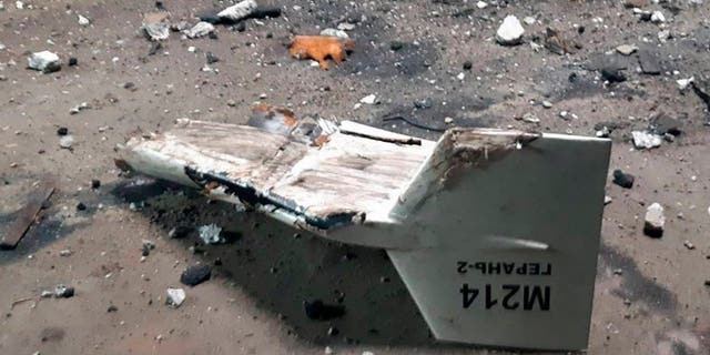 Šajā nedatētajā fotoattēlā redzamas atlūzas, ko Kijeva raksturoja kā Irānas bezpilota lidaparātu Shahed, kas tika notriekts netālu no Kobjanskas, Ukrainā.