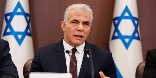 Il primo ministro israeliano Yair Lapid partecipa a una riunione di gabinetto presso l'ufficio del primo ministro a Gerusalemme il 23 ottobre 2022. 