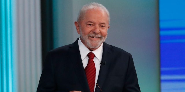 O ex-presidente brasileiro Luiz Inácio Lula da Silva, que está concorrendo à reeleição, sorri antes de um debate presidencial na sexta-feira, 28 de outubro de 2022, no Rio de Janeiro, Brasil.