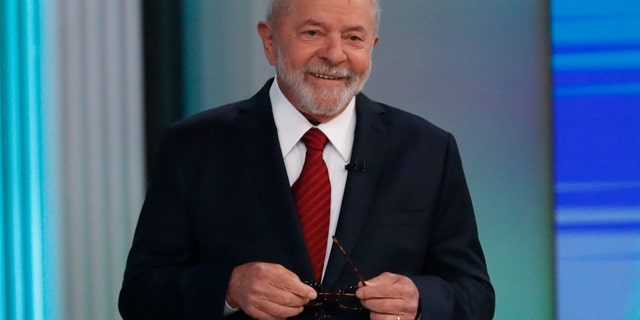 O ex-presidente brasileiro Luiz Inácio Lula da Silva, que está concorrendo à reeleição, sorri antes de um debate presidencial na sexta-feira, 28 de outubro de 2022, no Rio de Janeiro, Brasil.