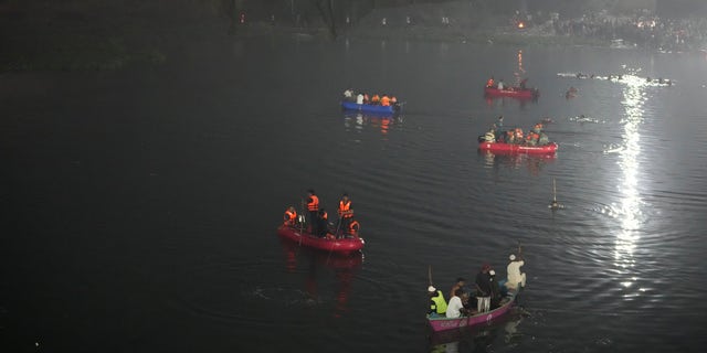 Le pont suspendu à câble centenaire s'est effondré dans la rivière dimanche soir, envoyant des centaines de personnes plonger dans l'eau, ont déclaré des responsables.