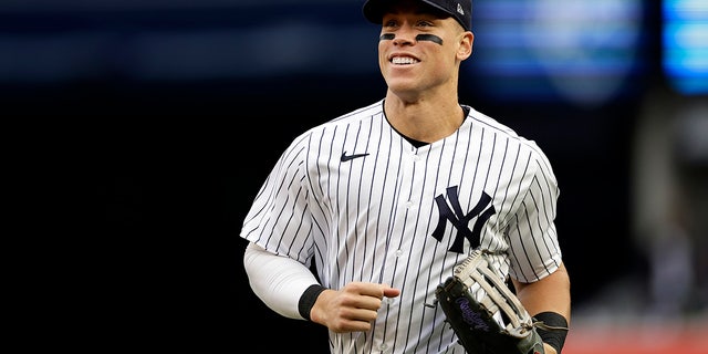 Tay đấm phải Aaron Judge của đội New York Yankees chạy đến khu vực cấm địa trong hiệp thứ sáu của trận đấu bóng chày của đội với đội Baltimore Orioles vào Thứ Bảy, ngày 1 tháng 10 năm 2022, ở New York. 