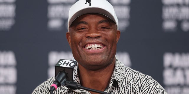 Anderson Silva przemawia podczas konferencji prasowej w Gila River Arena 13 września 2022 r. w Glendale w Arizonie.