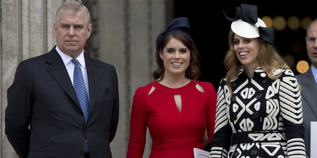O príncipe Andrew foi destituído de suas afiliações militares e patrocínios reais em 2022. Ele participou da celebração do aniversário real da rainha com Eugenie (meio) e Beatrice (direita) em 2016.