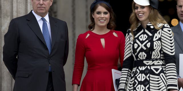 Prins Andrew ble fratatt sine militære tilknytninger og kongelige patronage i 2022. Han deltok på dronningens kongelige bursdagsfeiring med Eugenie (midten) og Beatrice (til høyre) i 2016.