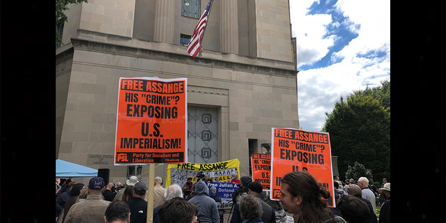 Supporters of Assange gathered outside the Justice Department to call on the federal government to drop its extradition bid.