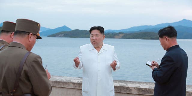 Ο ηγέτης της Βόρειας Κορέας Κιμ Γιονγκ Ουν μιλάει σε άγνωστη τοποθεσία στη Βόρεια Κορέα σε αυτή τη φωτογραφία που κυκλοφόρησε την Κυριακή από το Κεντρικό Πρακτορείο Ειδήσεων της Βόρειας Κορέας.