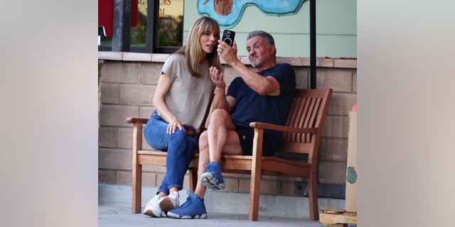 Sylvester Stallone, 76, og hans 54 år gamle kone, Jennifer Flavin, ble sett fnisende på en benk som tenåringer i Calabasas, California.