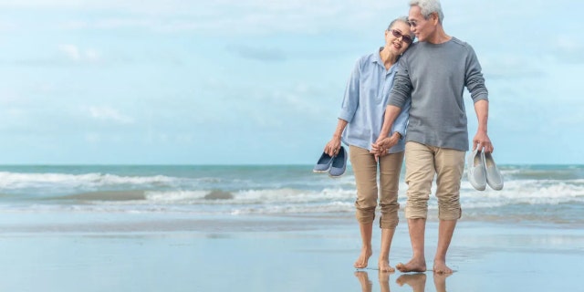 Paar wandelen op het strand