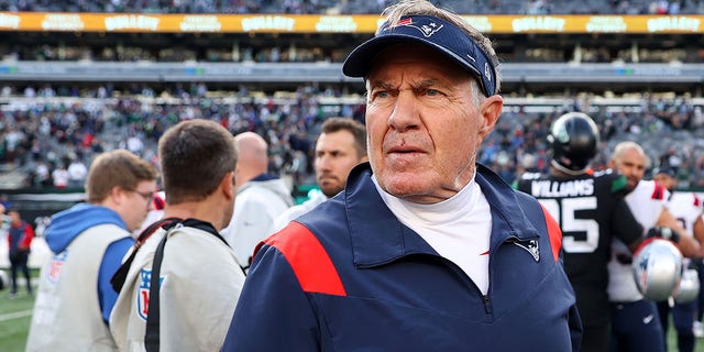 Hoofdcoach Bill Belichick van de New England Patriots wordt getoond na het verslaan van de New York Jets in het MetLife Stadium op 30 oktober 2022 in East Rutherford, New Jersey.