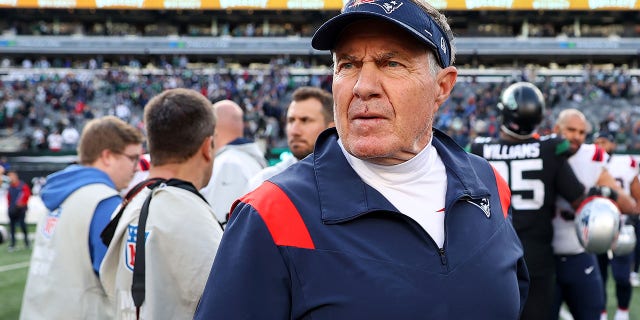 El entrenador en jefe de los New England Patriots, Bill Belichick, reacciona después de un partido contra los New York Jets en el MetLife Stadium el 30 de octubre de 2022 en East Rutherford, NJ.