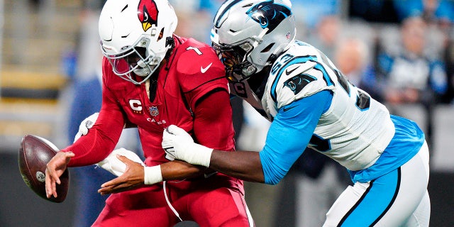 Carolina Panthers defense end Brian Burns forceert een onhandige poging door Arizona Cardinals quarterback Kyler Murray tijdens de tweede helft van een NFL-voetbalwedstrijd op zondag 2 oktober 2022 in Charlotte, NC