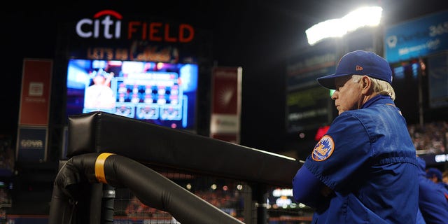 Le manager Buck Showalter # 11 des Mets de New York regarde depuis la pirogue lors du match de la série Wild Card entre les Padres de San Diego et les Mets de New York au Citi Field le samedi 8 octobre 2022 à New York, New York.