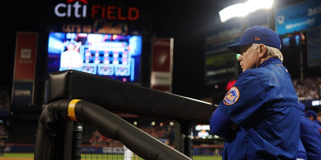 Le manager Buck Showalter # 11 des Mets de New York regarde depuis la pirogue lors du match de la série Wild Card entre les Padres de San Diego et les Mets de New York au Citi Field le samedi 8 octobre 2022 à New York, New York.