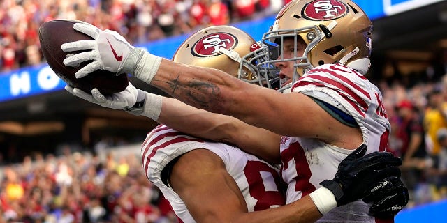 Christian McCaffrey, jobbra, a San Francisco 49ers széles fogadójával, Willie Snead IV-vel ünnepli a touchdownját a második félidőben a Los Angeles Rams ellen, 2022. október 30-án a kaliforniai Inglewoodban.