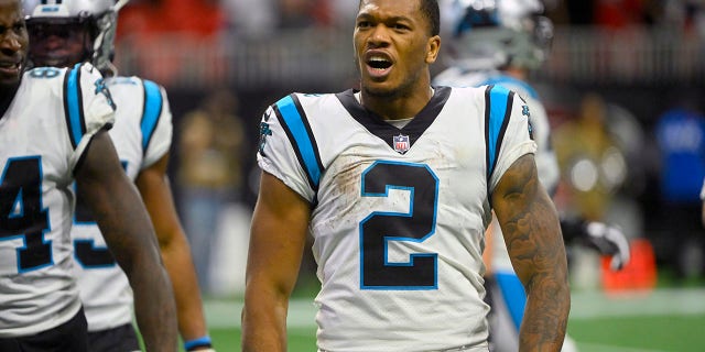 Carolina Panthers wide receiver DJ Moore zet zijn helm af na het vangen van een touchdown pass tijdens de tweede helft van een NFL-voetbalwedstrijd tegen de Atlanta Falcons op zondag 30 oktober 2022 in Atlanta. Moore werd belast met een 15-yard onsportieve straf voor het verwijderen van zijn helm op het spel.