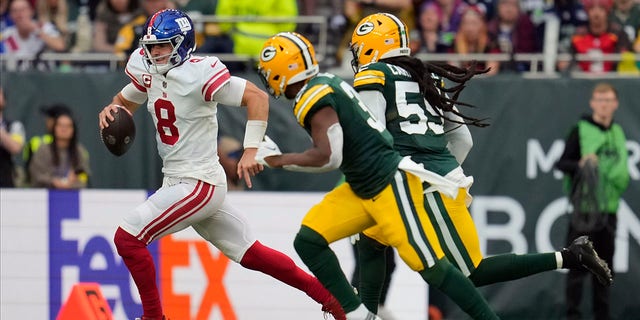 New York Giants quarterback Daniel Jones scrambles against the Green Bay Packers, Sunday, Oct. 9, 2022.