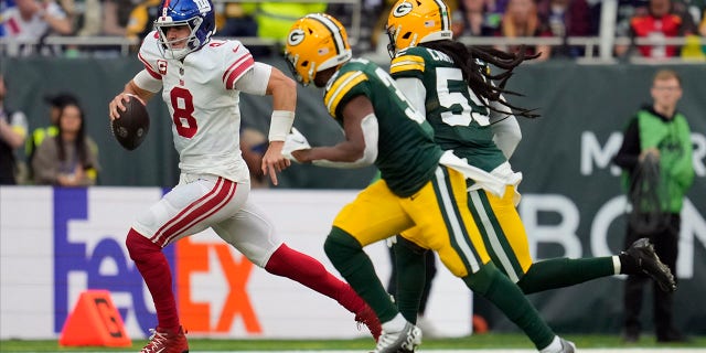 New York Giants quarterback Daniel Jones scrambles against the Green Bay Packers, Sunday, Oct. 9, 2022.