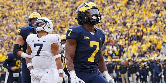 Michigan Wolverines running back Donovan Edwards (7) runs into the end zone for a 3-yard touchdown in the fourth quarter of a college football game against the Penn State Nittany Lions on October 15, 2022 at Michigan Stadium in Ann Arbor, Michigan.