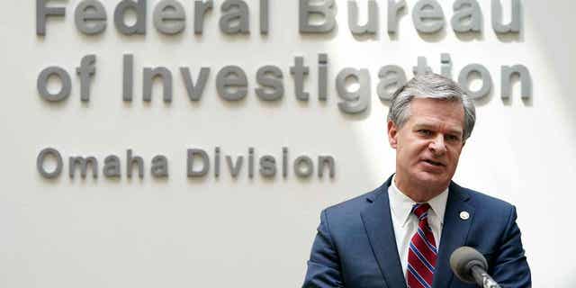 El director del FBI, Christopher Wray, habla durante una conferencia de prensa el 10 de agosto de 2022 en Omaha, Nebraska.