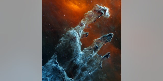 La vue dans l'infrarouge moyen du télescope spatial James Webb des piliers de la création suscite un ton effrayant. Des milliers d'étoiles dans cette région semblent disparaître, car les étoiles n'émettent généralement pas beaucoup de lumière infrarouge moyenne, et des couches de gaz et de poussière deviennent apparemment le foyer. La détection de la poussière par l'instrument à infrarouge moyen (MIRI) de Webb est extrêmement importante - la poussière est un composant majeur de la formation des étoiles.