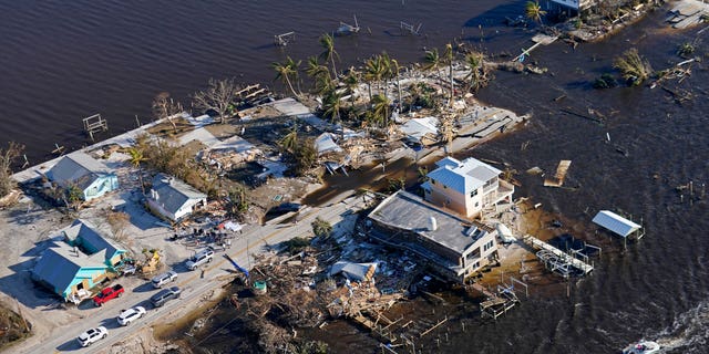 Le pont menant de Fort Myers à Pine Island, en Floride, est gravement endommagé à la suite de l'ouragan Ian sur Pine Island, en Floride, le samedi 1er octobre 2022.
