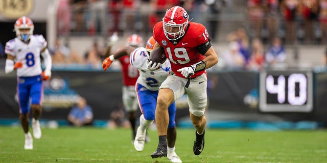 Brock Bowers (19) of the Georgia Bulldogs catches a pass for a touchdown during the first half of a game against the Florida Gators at TIAA Bank Field Oct. 29, 2022, in Jacksonville, Fla.