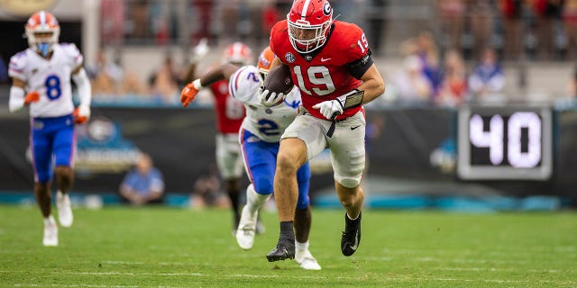 Brock Bowers (19) of the Georgia Bulldogs catches a pass for a touchdown during the first half of a game against the Florida Gators at TIAA Bank Field Oct. 29, 2022, in Jacksonville, Fla.