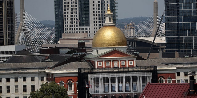 Boston, MA - 16 Juli: Pemandangan Massachusetts State House, dan Jembatan Memorial Leonard P. Zakim Bunker Hill di belakangnya, dari gedung kondominium baru di Lagrange Street di Distrik Teater Boston pada 16 Juli 2021. 