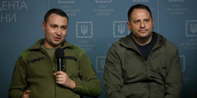 KYIV, UKRAINE - SEPTEMBER 22, 2022: Kepala Direktorat Intelijen Utama Kementerian Pertahanan Ukraina Kyrylo Budanov, kiri, dan Kepala Kantor Presiden Ukraina Andrii Yermak ditampilkan selama pengarahan tentang kembalinya para Pembela Ukraina dari tawanan Rusia 22 September 2022 di Kyiv, Ukraina.