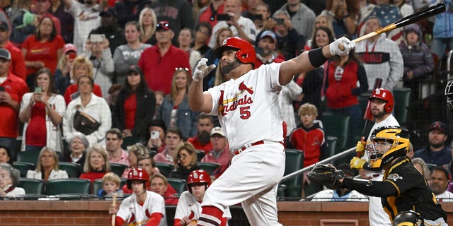 Il battitore designato dei St. Louis Cardinals Albert Pujols (5) colpisce il suo 701esimo fuoricampo nel quarto inning durante una partita MLB tra i Pittsburgh Pirates e i St. Louis Cardinals, il 30 settembre 2022, al Busch Stadium, St. Louis, MO. 