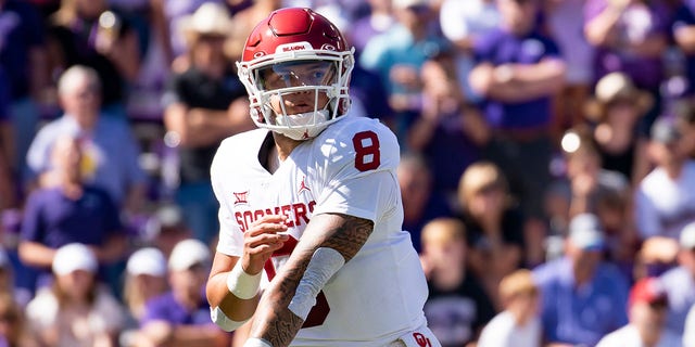 Oklahoma Sooners quarterback Dillon Gabriel throws the ball in the first half during Oklahoma's road game against TCU on October 1, 2022 at Amon G. Carter Stadium in Fort Worth, Texas. 