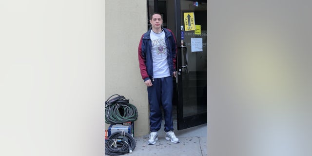 Pete Davidson filmi için sette görüntülendi "Bupkiler" bu hafta başında göğsünün üst kısmına yakın bir bandaj giyiyor. Daha önce o bölgede eski sevgilisi Kim Kardashian'a adanmış bir dövmesi vardı.