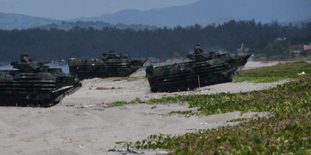 Philippinische amphibische Angriffsfahrzeuge rollen während einer gemeinsamen amphibischen Landungsübung mit den US-Marines an einem Strand mit Blick auf das Südchinesische Meer in San Antonio, Zambales, 7. Oktober 2022.