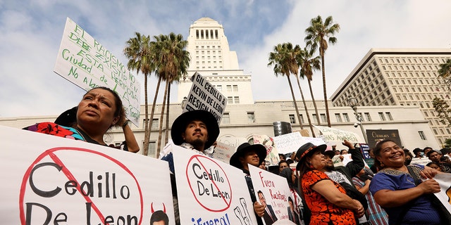 Comunidades Indígenas en Liderago (CIELO)، در اتحاد با رهبران برجسته جامعه بومی در سراسر کالیفرنیا، خواستار استعفای فوری اعضای شورای لس آنجلس، گیل سدیلو و کوین دی لئون بودند. 