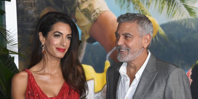 George Clooney e sua esposa Amal participam da estreia da Universal Pictures "Bilhete Para o Paraíso" na noite de segunda-feira.