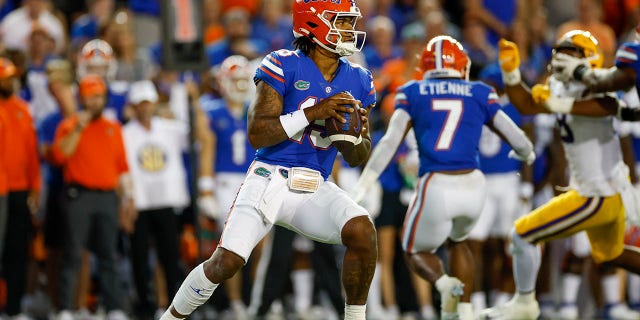 Florida Gators quarterback Anthony Richardson (15) throws a pass.