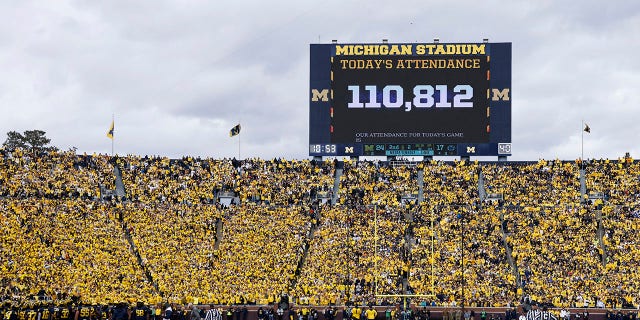 La asistencia se muestra en el marcador durante un partido de fútbol americano universitario entre los Michigan Wolverines y los Penn State Nittany Lions el 15 de octubre de 2022 en el Michigan Stadium en Ann Arbor, Michigan. 