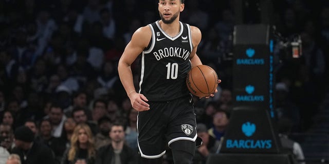 Brooklyn Nets'ten Ben Simmons, 19 Ekim 2022'de Brooklyn'deki Barclays Center'da New Orleans Pelicans'a karşı oynanan bir maç sırasında dripling yapıyor.