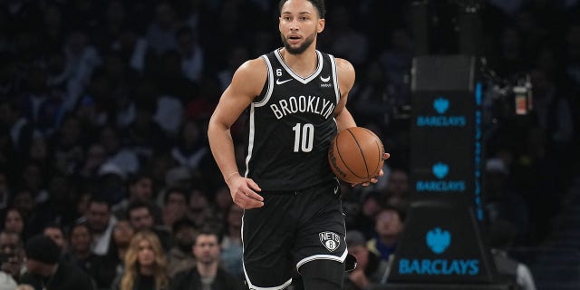 Ben Simmons de los Brooklyn Nets regatea durante un partido contra los New Orleans Pelicans el 19 de octubre de 2022 en el Barclays Center de Brooklyn.