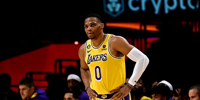 Russell Westbrook de Los Angeles Lakers observa durante un juego contra Los Angeles Clippers en Crypto.com Arena en Los Ángeles el 20 de octubre de 2022.
