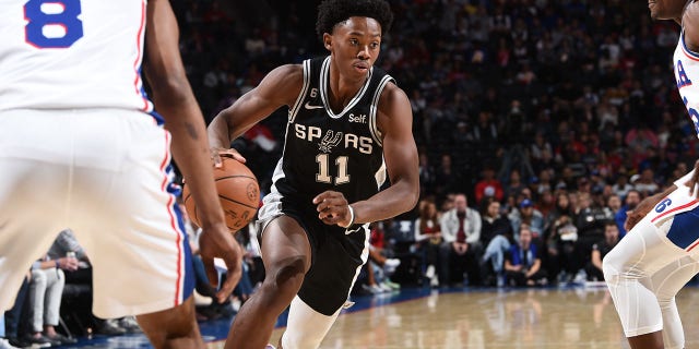 Joshua Primo (11) z San Antonio Spurs trafia do kosza podczas meczu z Philadelphia 76ers 22 października 2022 roku w Wells Fargo Center w Filadelfii.