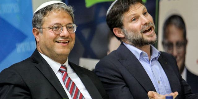 Itamar Ben-Gvir, legislatore israeliano di estrema destra e leader del partito Otzma Yehudit (potere ebraico), e Bezalel Smotrich, legislatore israeliano di estrema destra e leader del Partito sionista religioso, partecipano a una manifestazione con i sostenitori nella città israeliana meridionale di Sderot 26 ottobre 2022. 